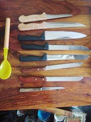 Οκτώ μαχαίρια και μια κουτάλα