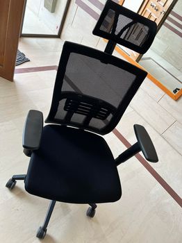 Εργονομική καρέκλα, ρυθμιζόμενη στήριξη μέσης , μπράτσα καθ ύψος, ύψος, βύθισμα, προσκέφαλο. Επώνυμο μοντέλο