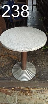 (238) Τραπέζι με μεταλλική βάση και βακελίτη