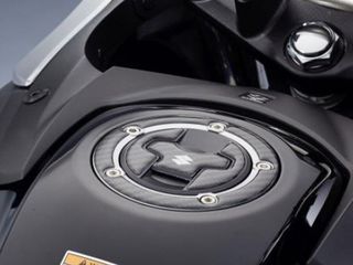 ΑΥΤΟΚΟΛΛΗΤΟ ΤΑΠΑΣ ΡΕΖΕΡΒΟΥΑΡ SUZUKI DL 650 V-STROM ('17-'22) / DL 800 V-STROM / DL 1000 V-STROM / DL 1050 V-STROM