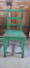 παλιά ξύλινη καρέκλα , σε έντονο πράσινο χρώμα ,χειροποίητη,βαριά κατασκευή, παλαιά , vintage ,παλιό έπιπλο. διαστάσεις 97 χ 44 χ 46 εκ