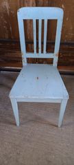 παλιά ξύλινη καρέκλα σε έντονο γαλάζιο χρώμα,χειροποίητη,βαριά κατασκεύη, παλαιά, vintage ,παλιό έπιπλο.. Διαστάσεις 97 χ 45 χ 43 εκ 