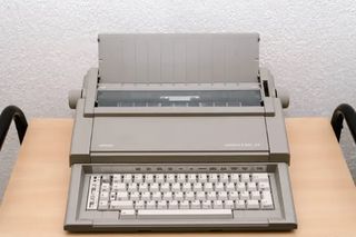 Συλλεκτική Ηλεκτρονική Γραφομηχανή OLIVETTI Lettera E 501 II στο κουτί της