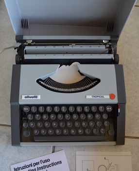 Γραφομηχανή Olivetti Tropical με θήκη, πλήρως λειτουργική, στο κουτί της, αχρησιμοποίητη 