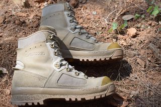 Αναβαθμισμένα με σόλα VIBRAM® άρβυλα ερήμου ELITE DESERT της LOWA®