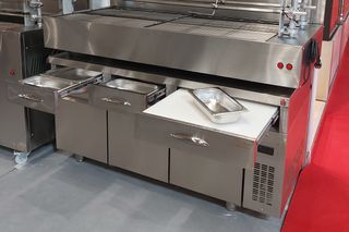 Ψυγείο πάγκος συντήρηση εξωτερικής μηχανής, 155*70*78 εκ με 3 πόρτες και πατενταρισμένα ουδέτερα συρτάρια, Inomak. Ειδικές κατασκευές κατά παραγγελία - STOCKINOX. ΖΗΤΗΣΤΕ ΜΑΣ ΠΡΟΣΦΟΡΑ !