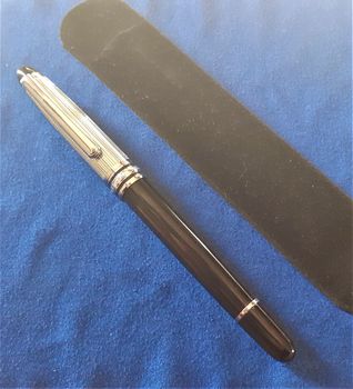 MOTN BLANC FOUNTAIN PEN ΜΕΤΑΛΛΙΚΗ ΠΕΝΝΑ ΜΙΣΗ ΜΑΥΡΗ ΜΙΣΗ ΑΣΗΜΕΝΙΑ ΔΙΑΣΤΑΣΕΙΣ 14 ΕΚ ΠΛΑΤΟΣ 1.2 ΕΚ ΒΑΡΟΣ 25 ΓΡΑΜΜΑΡΙΑ