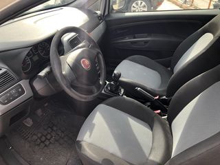 Fiat Grande Punto 2012-thumb-3