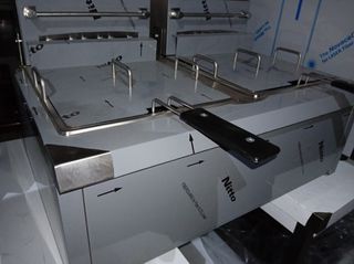 Φριτέζα διπλή 10+10lt ηλεκτρική Επιτραπέζια 5,1+5,1kW 380V. Διαστάσεις 73 x 50 x 44 cm. (Ετοιμοπαράδοτη)