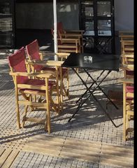 Καρέκλες σκηνοθέτη  τραπέζι και δωρεάν αξεσουάρ για καφε