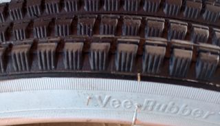 Ελαστικά 28x1-1/2 Vee Rubber ασπρόμαυρα-thumb-1