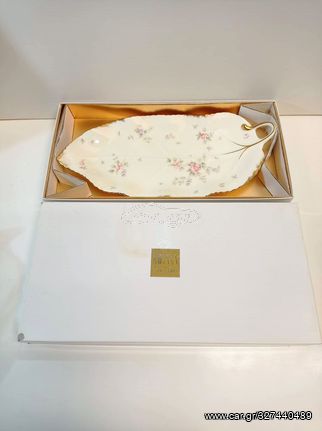 "MIKASA BONE CHINA REMEMBRANCE" μεγάλη πιατέλα εξαιρετικής πορσελάνης σε σχήμα φύλλου .