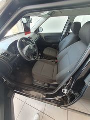Skoda Fabia 2012-thumb-4