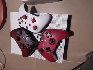 Xbox One S + 3 customized controllers