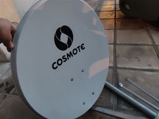 Δορυφορικό πιάτο cosmote με το lnb κομπλέ με τη βάση στήριξης