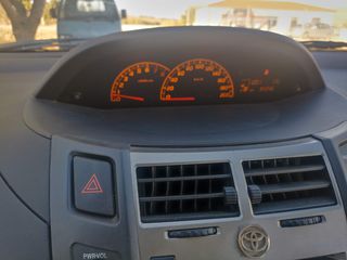 Toyota Yaris 2011-thumb-12