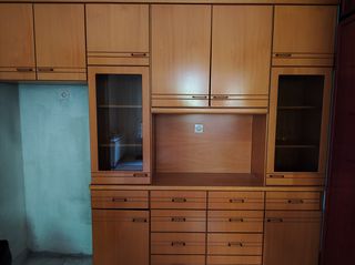 Συνθετο κουζινας με βιτρινες απο ξυλο μασιφ πολυτελειας