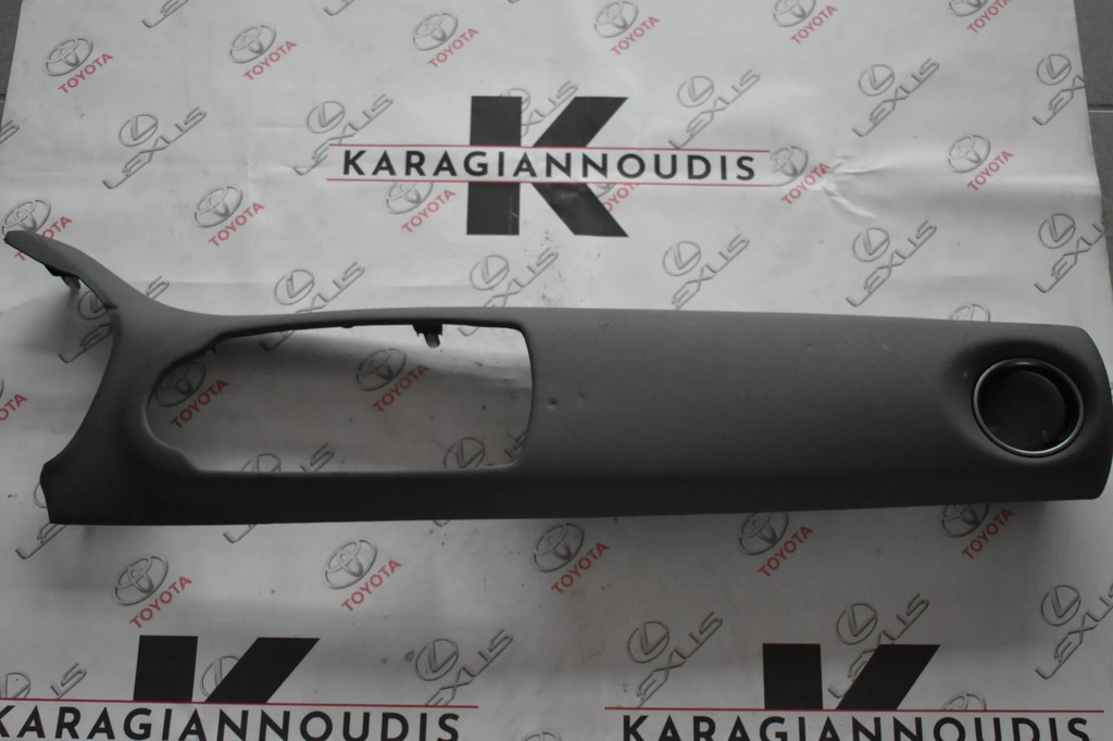 Toyota Yaris 2014-2018 κονσόλα με κωδικό 54470-0D090