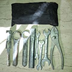 Σέτ εργαλεία 25€, Σέτ επισκευής ελαστικών 15€ για varadero XL 1000V 1998-2009