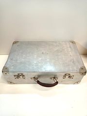 Παλιά βαλίτσα αλουμινίου της δεκαετίας του '50 γαλλικής προέλευσης.