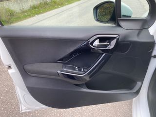 Peugeot 208 2015-thumb-3