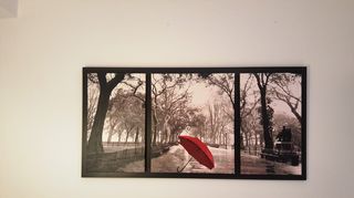 ΠΙΝΑΚΑΣ  -Ελαιοτυπία  με θέμα Red Umbrella με την υπογραφή του Καλλιτέχνη Anastasiadis Harry