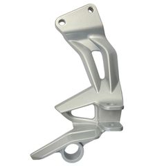 Βάση μαρσπιέ συνοδηγού δεξί γνήσια Yamaha Crypton R 115 ασημί