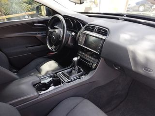 Jaguar XE 2017-thumb-2