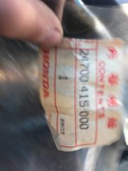 Box 2) NOS HONDA 1981 CB750F FAIRING RIGHT FRONT COWL STAY 24700-415-000-thumb-1