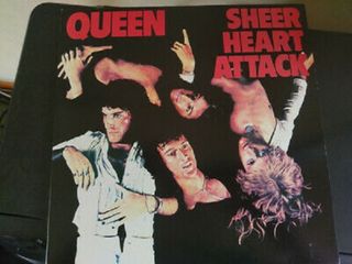 Queen ''Sheer Heart Attack '' (Elektra 7E-1026) 2018 ΑΛΜΠΟΥΜ ΠΕΡΙΟΡΙΣΜΕΝΗΣ ΕΚΔΟΣΗΣ ΣΕ ΚΟΚΚΙΝΟ ΒΙΝΥΛΙΟ ΚΑΙΝΟΥΡΙΟ