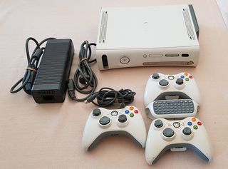 X BOX 360 κονσόλα με 3 τηλεχειριστήρια, mini keyboard & 18 παιχνίδια