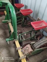 Tractor seeding machinery '00
