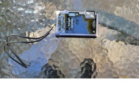 Υποβρύχια 10m φωτογραφική μηχανή OLYMPUS M-TOUGH 8010 14MP mega pixels με οπτικό zoom 5Χ νίκελ μαύρη toughened armored, αντοχή στις πτώσεις, καλή κατάσταση, με μπαταρία, δώρο φορτιστής & κάρτα 32GB