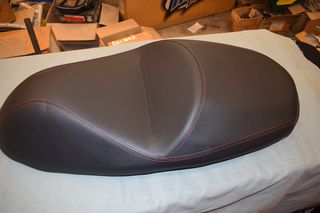 Σελα Καθισμα για σκουτερ SYM HD 300 μαυρη με κοκινα γαζια καινουργια