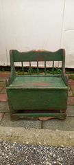 παλιό ξύλινο καναπεδάκι-κάθισμα σε πράσινο χρώμα, παιδικό καθισματάκι με αποθηκευτικό χώρο, παλιό ξύλινο χειροποίητο επιπλάκι, διαστάσεις 63 χ 53 χ 34εκ, τιμή 250€,... αντίκα, vintage, παλαιό,...αποστ