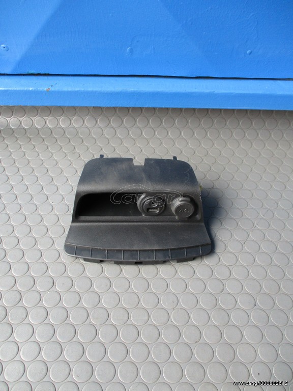 ΘΥΡΕΣ USB PEUGEOT 208 '12-'15