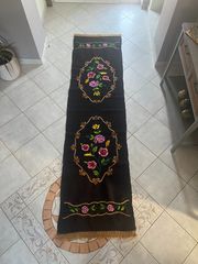 Χειροποίητο μάλλινο κεντητό χαλί στο χέρι