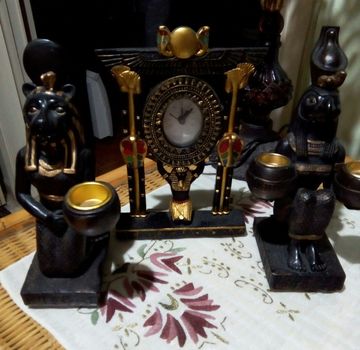 Σετ έθνικ, επιτραπέζιο, αιγυπτιακό ρολόι και δύο ρεσώ - αγαλματίδια ζωόμορφων θεοτήτων της αρχαίας Αιγύπτου.