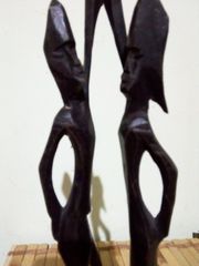 Ξυλόγλυπτο αγαλματίδιο ζεύγους Αφρικανών που χορεύουν.