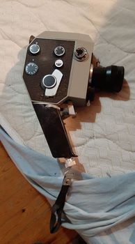 Κινηματογραφική κάμερα 60ς-70ς ρώσικη, για φιλμ super 8, λειτουργία δίχως μπαταρίες/ρεύμα, είναι κουρδιστή, έχει όλες τις ρυθμίσεις έχει επίσης ενσωματωμένο φωτόμετρο