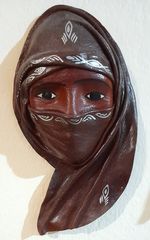 Δύο χειροποίητες, δερμάτινες μάσκες από το Μαρόκο.