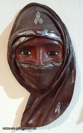 Δύο χειροποίητες, δερμάτινες μάσκες από το Μαρόκο.