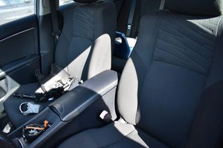 Toyota Avensis set καθισμάτων και πλαστικά κομπλέ 2009-2011