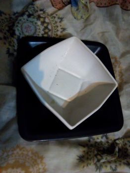 Κεραμική σαλατιέρα λευκού χρώματος σε μαύρη βάση.