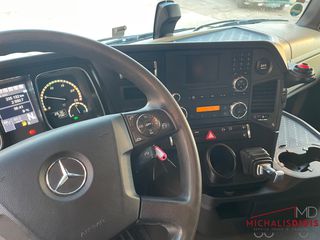 Mercedes-Benz 2014 1845-thumb-15