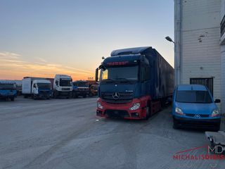 Mercedes-Benz 2014 1845-thumb-11