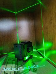Αλφάδι laser πράσινο με έντονο φως ημέρας 3 πηγές 3 επίπεδα laser 360ᵒ χ 360ᵒ χ 360ᵒ . 2 μπαταρίες επαναφορτιζόμενες.