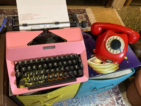 Σετ τηλεφωνο παλαιο κοκκινο & πληρως λειτουργική γραφομηχανή Facit Predom (1968 Πολωνια) & επίδειξη & δώρα
