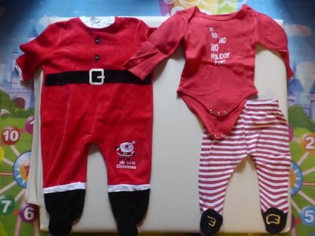 Δύο χριστουγεννιάτικες στολές, από 3 έως 15 μηνών, σε άριστη κατάσταση
