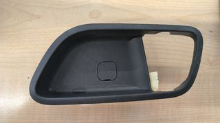 HYUNDAI I10 2013-2019 ΒΑΣΗ ΧΕΙΡΟΛΑΒΗΣ/ΚΑΛΥΜΜΑ ΤΑΠΕΤΣΑΡΙΑΣ ΠΙΣΩ ΑΡΙΣΤΕΡΑ